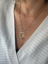 Charger l'image dans la galerie, Collier médaillon Mère veilleuse